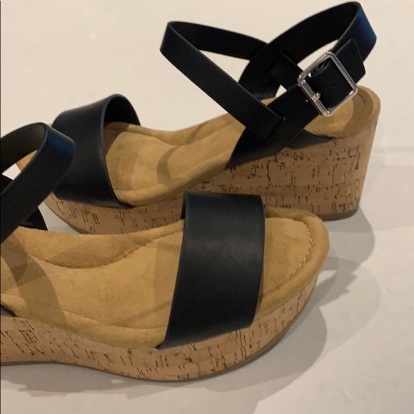 NWT DLG Wedge Sandals - Picture 5 of 7